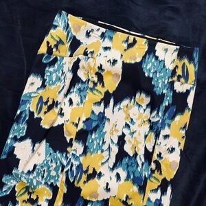 Lysse Pencil Skirt 
SZ: L
Print: Floral
Cut: Slim
Skirt length: 21"
Full lining